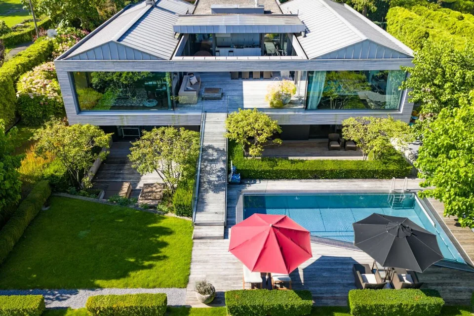 Moderne Villa mit Seeanstoss, Pool und Wellness