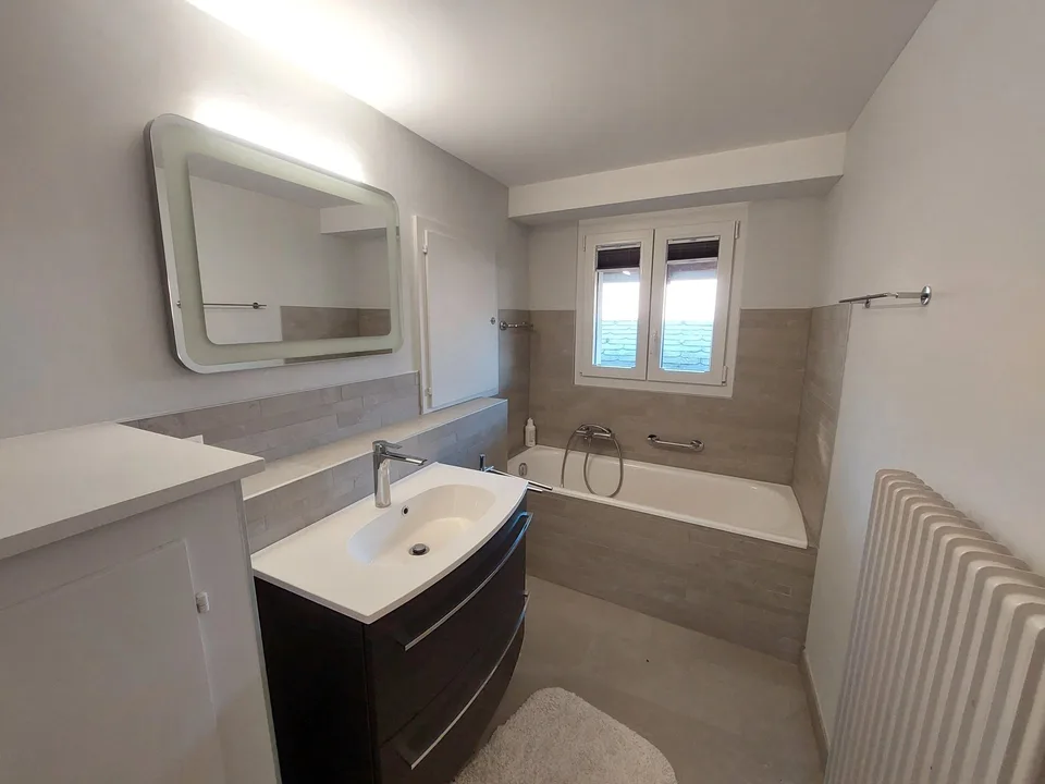 Charmanter Apartment teilweise renoviert im Herzen des Dorfes Lens