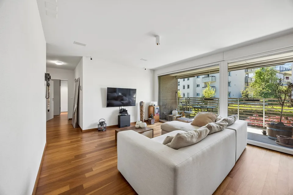 Appartamento di 3,5 locali di alta qualità con balcone a Rümlang in vendita