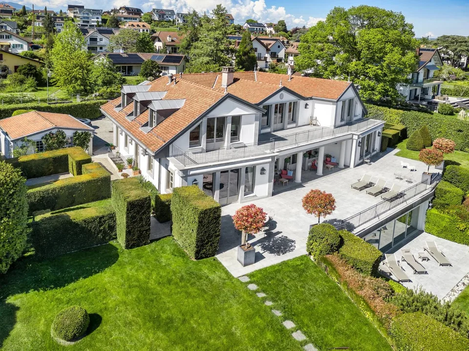 A Mansion on the Shores of Lake Geneva ? Prestige, Space, and Light