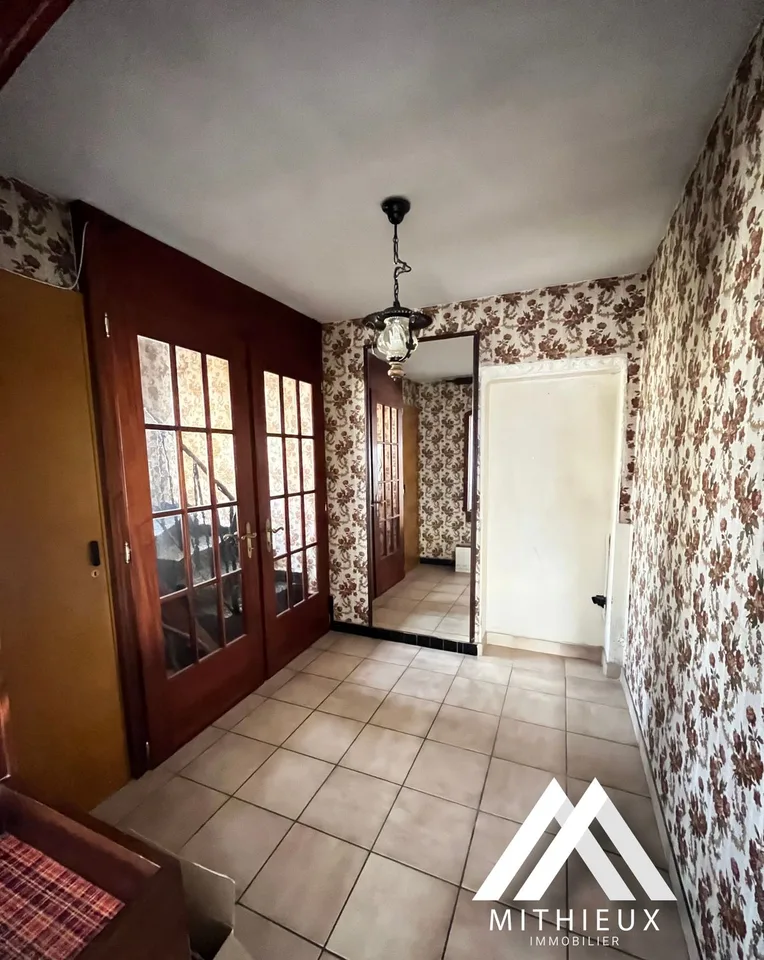 Il fascino di Châtaignier: Casa di paese con grande potenziale e vista aperta