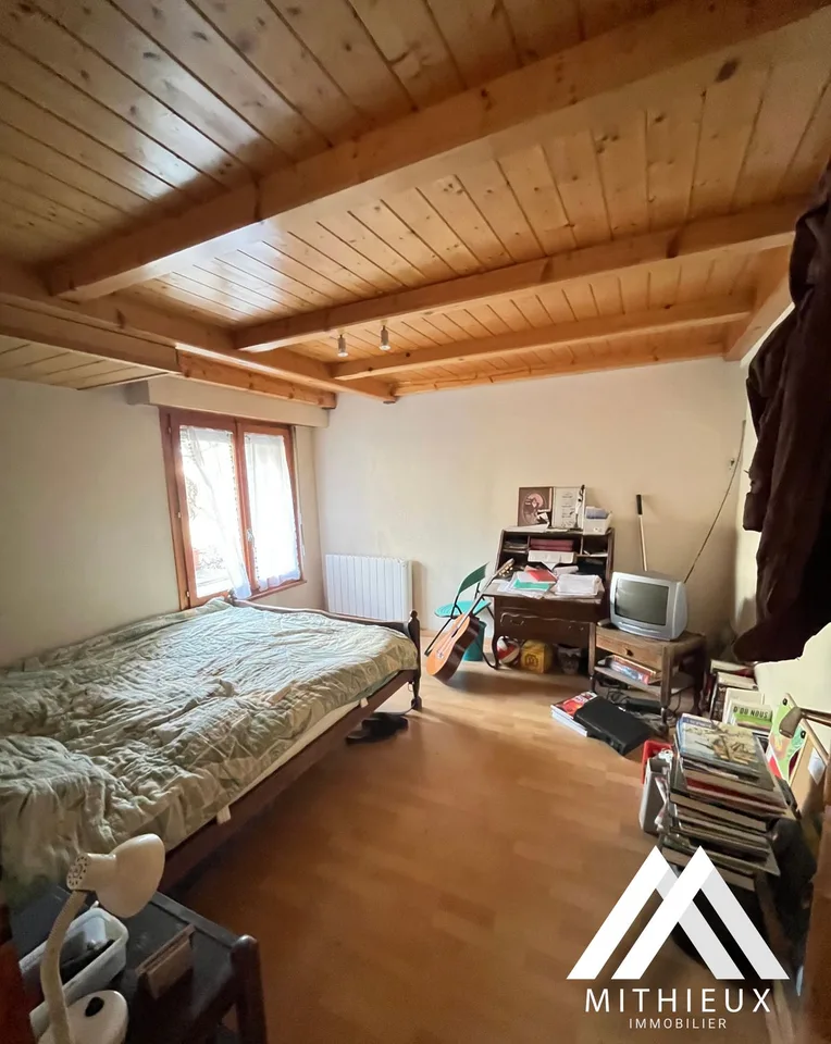 Il fascino di Châtaignier: Casa di paese con grande potenziale e vista aperta