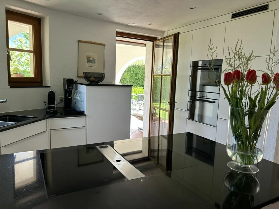 Casa unifamiliare di 8 ½ stanze con appartamento di 1 ½ stanza in una posizione residenziale idilliaca con vista magnifica