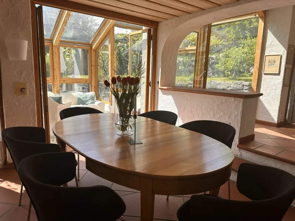 Casa unifamiliare di 8 ½ stanze con appartamento di 1 ½ stanza in una posizione residenziale idilliaca con vista magnifica