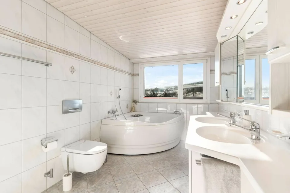 Viel Platz zum Leben: 8.5-Zimmer-Einfamilienhaus in Bernhardzell – Foto 9 von 13