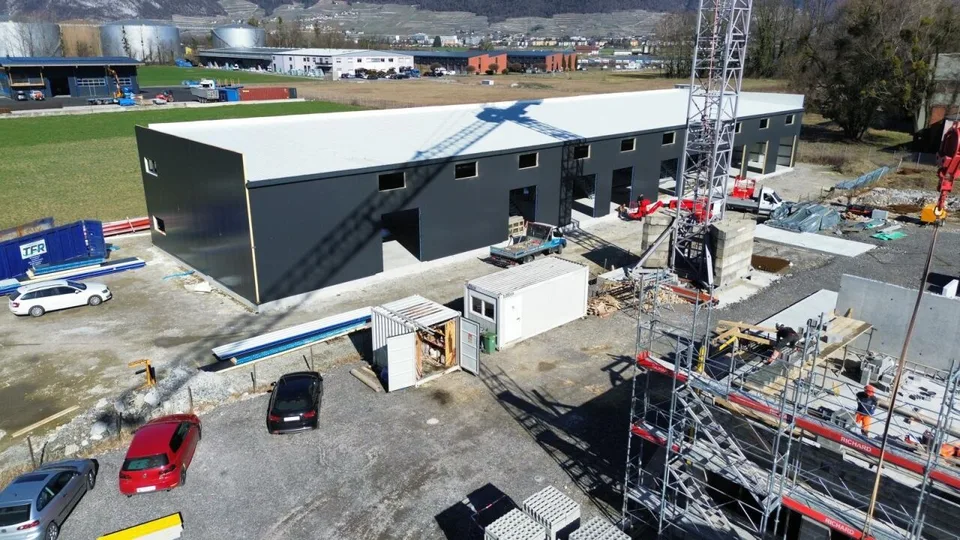 Zu verkaufen - Mischgenutzte Industriehalle mit hohem Ertrag in Aigle