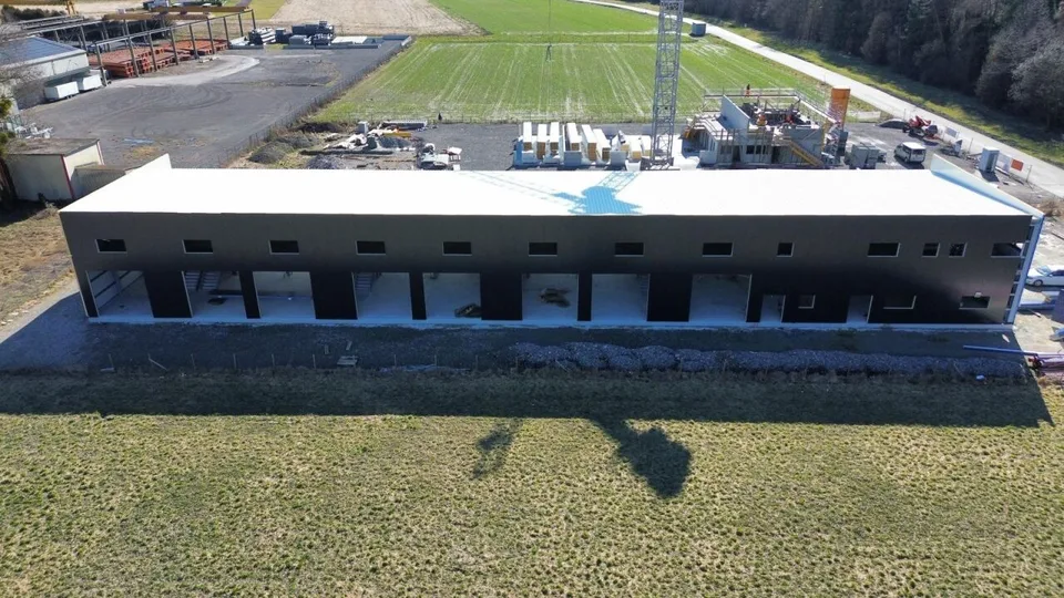 Zu verkaufen - Mischgenutzte Industriehalle mit hohem Ertrag in Aigle