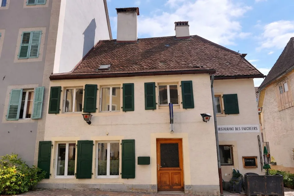 Casa idealmente situata nel centro città, che ospita un ristorante noto come «Le Faucheur»