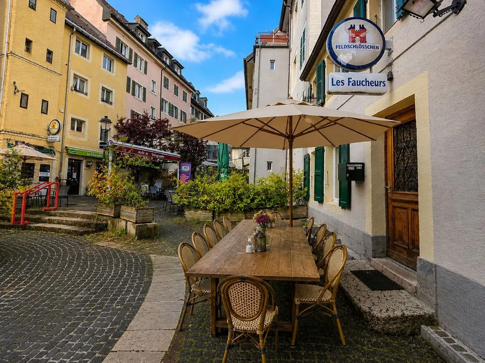 Casa idealmente situata nel centro città, che ospita un ristorante noto come «Le Faucheur»
