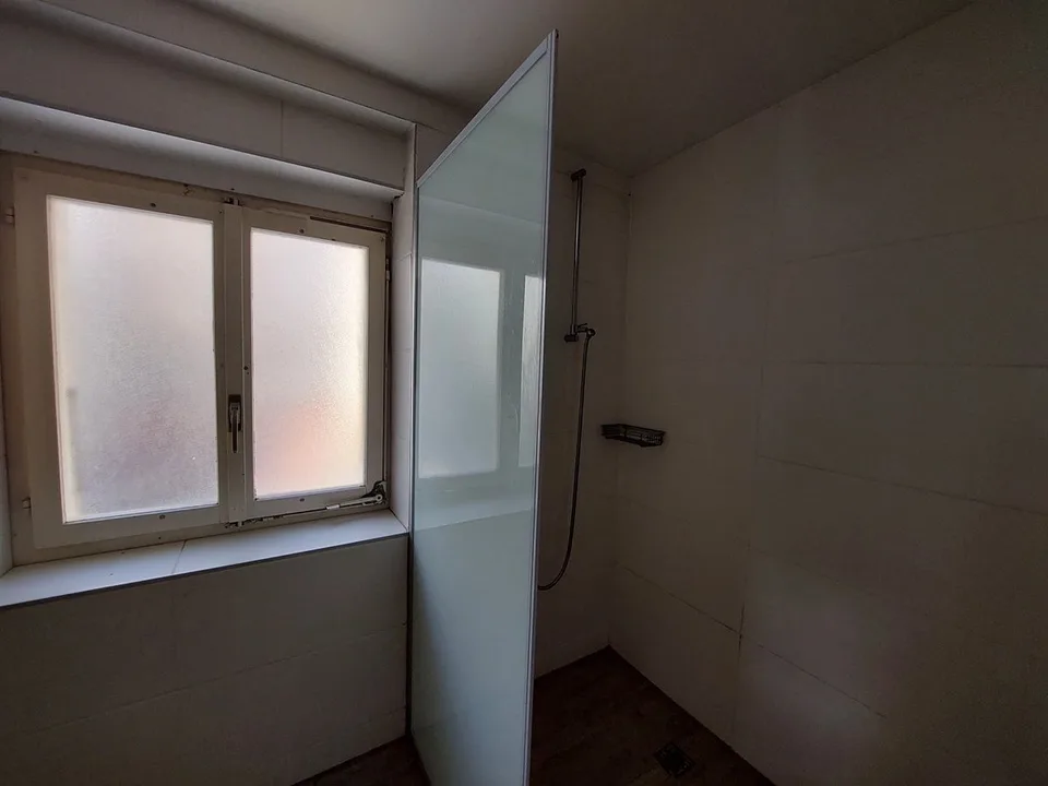 Casa idealmente situata nel centro città, che ospita un ristorante noto con il nome di 'Le Faucheur' – foto 8 di 12