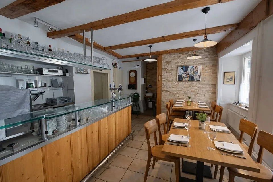 Casa idealmente situata nel centro città, che ospita un ristorante noto con il nome di 'Le Faucheur' – foto 9 di 12