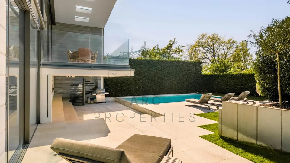 ANIÈRES - VILLA MODERNA CON ACCESSO PRIVATO AL LAGO