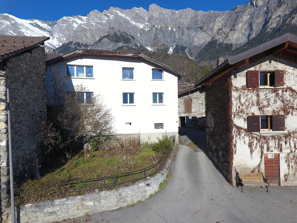 A saisir à Chamoson/VS, propriété composée de 3,5 parcelles, 1 maison et 1 grang