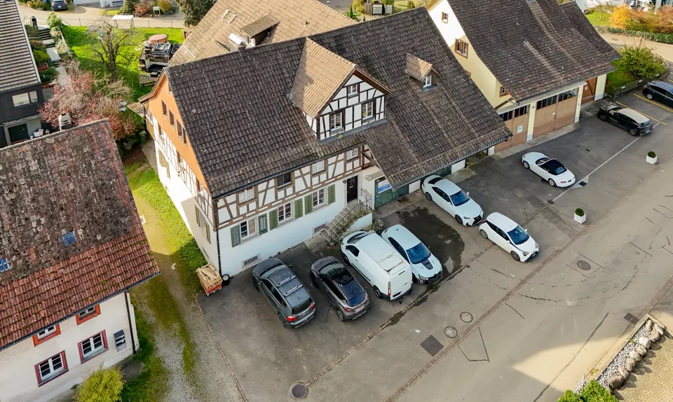 Maison multifamiliale spacieuse et entièrement louée avec unité commerciale
