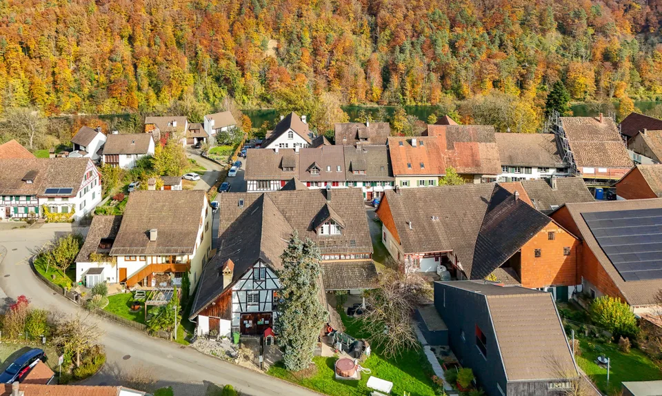 Maison multifamiliale spacieuse et entièrement louée avec unité commerciale