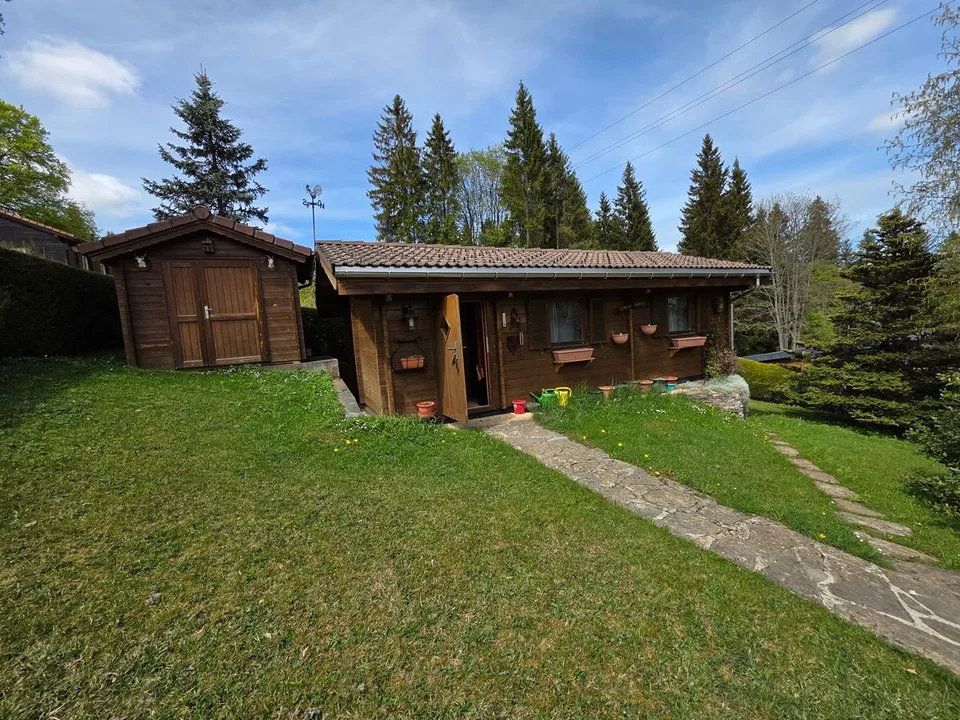 Zwei Chalets auf einem großen, sonnigen Grundstück