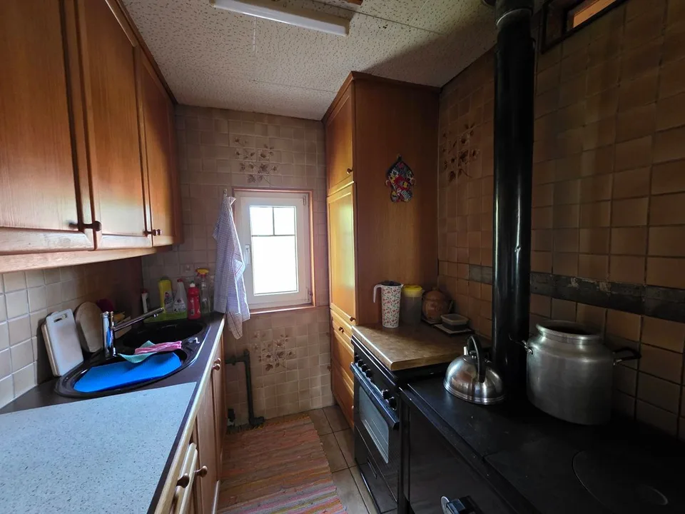 Zwei Chalets auf einem großen, sonnigen Grundstück
