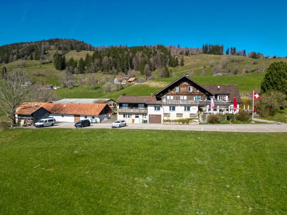 Restaurant mit Wohnungen und Stallungen