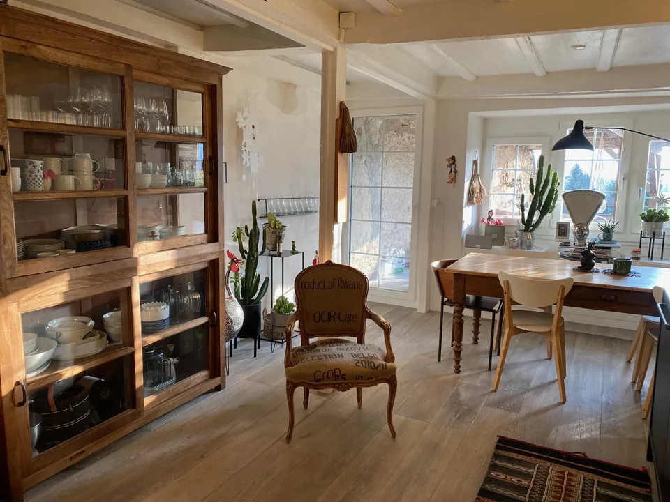Renoviertes historisches Haus mit unabhängigem Berufsraum im Herzen von Landeron