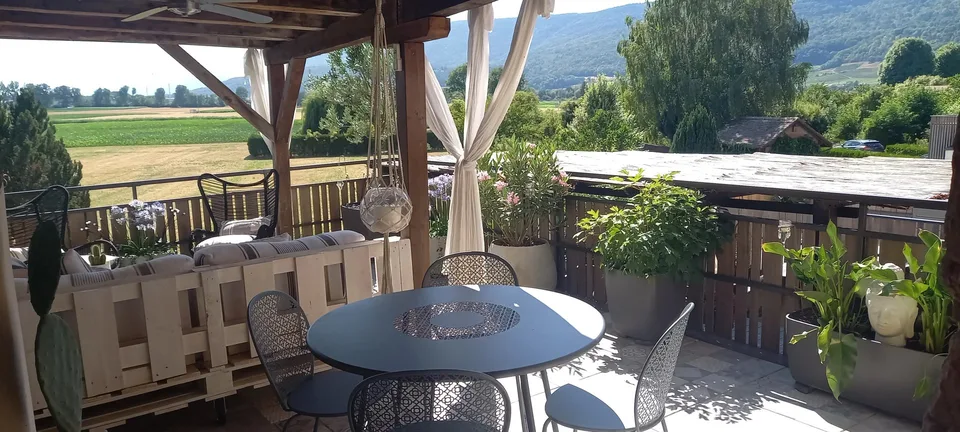 Maison historique rénovée avec espace professionnel indépendant au coeur du Landeron