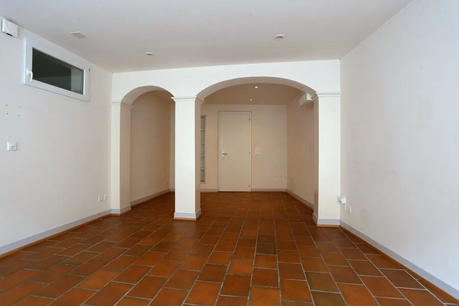 Edificio con 3 appartamenti, 1 studio e 1 ufficio in vendita a Porrentruy