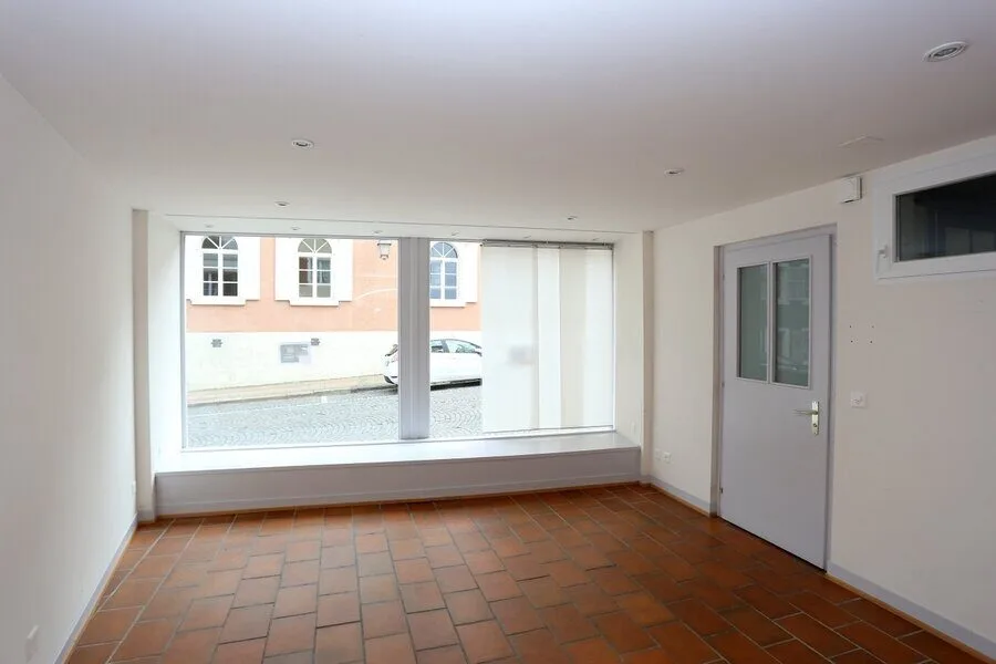 Edificio con 3 appartamenti, 1 studio e 1 ufficio in vendita a Porrentruy