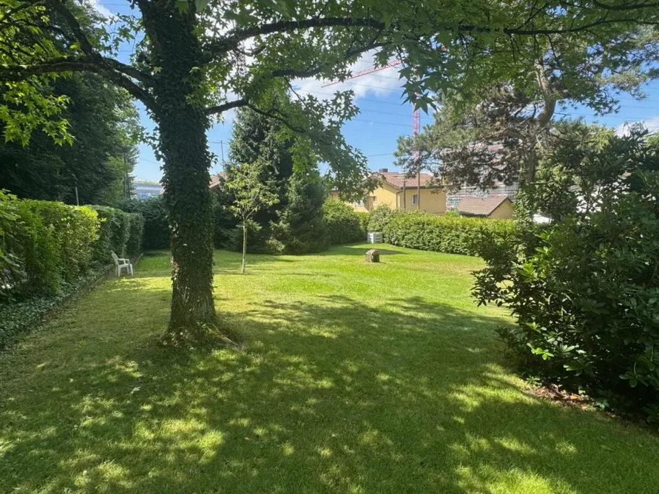 Magnifico terreno edificabile di 1800 m2 con villa individuale