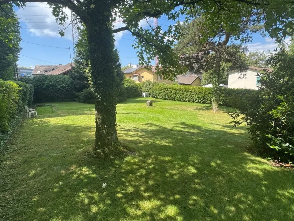 Magnifico terreno edificabile di 1800 m2 con villa individuale