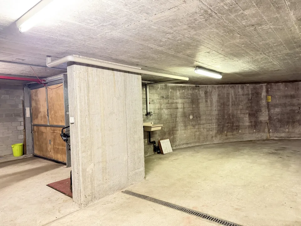 Zu vermieten in Bassecourt 1 Tiefgaragenstellplatz
