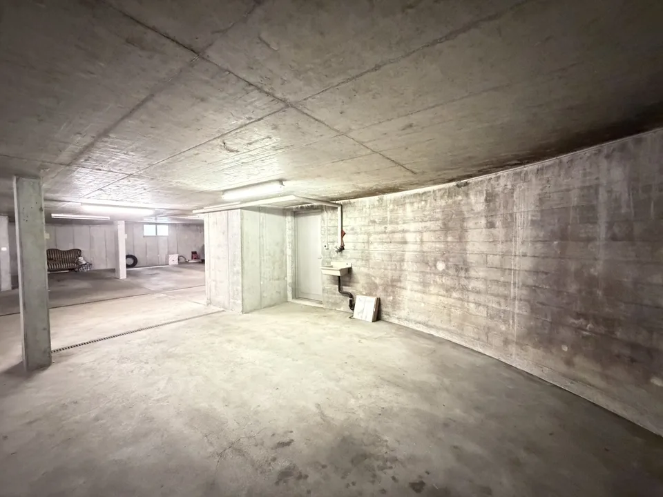 Zu vermieten in Bassecourt 1 Tiefgaragenstellplatz