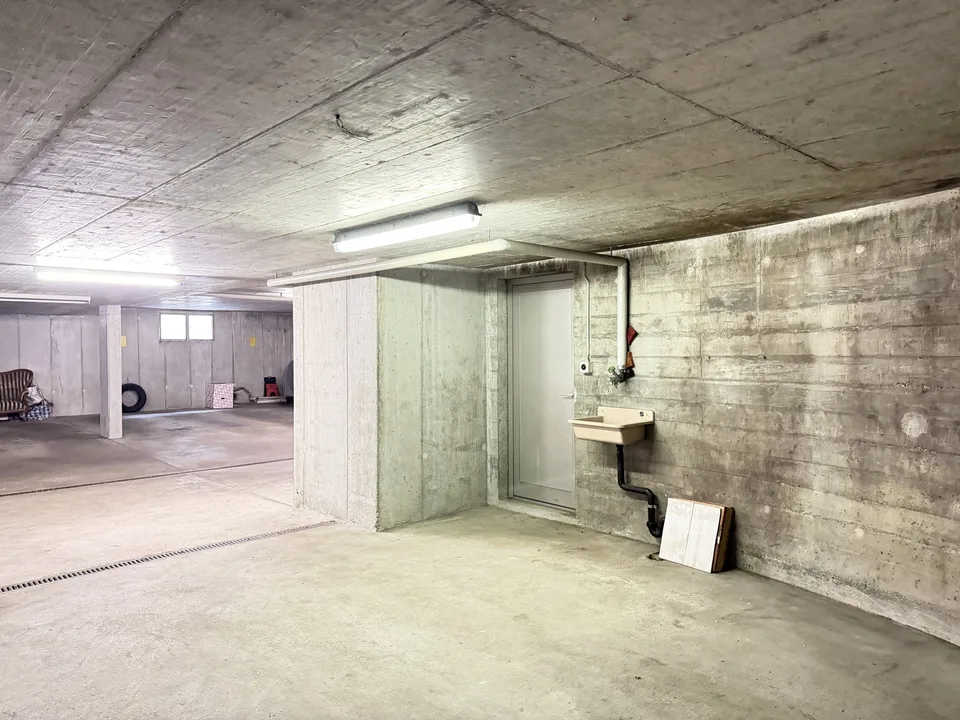 Zu vermieten in Bassecourt 1 Tiefgaragenstellplatz