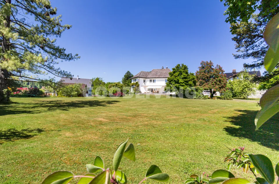 Proprietà maestosa con terreno simile à un parco e potenziale di sviluppo