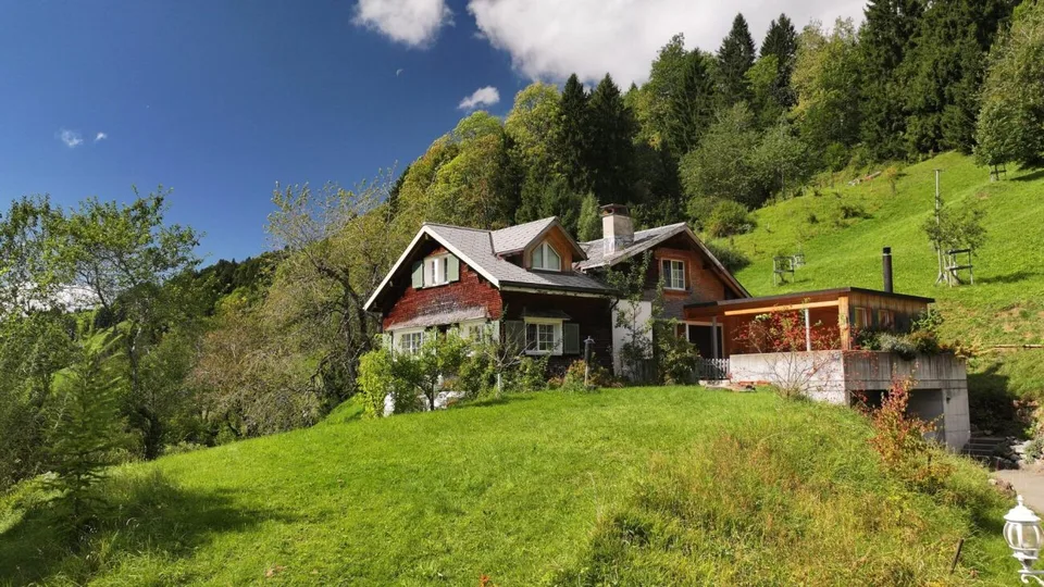 Casa di montagna storica con interni moderni in una posizione panoramica tranquilla