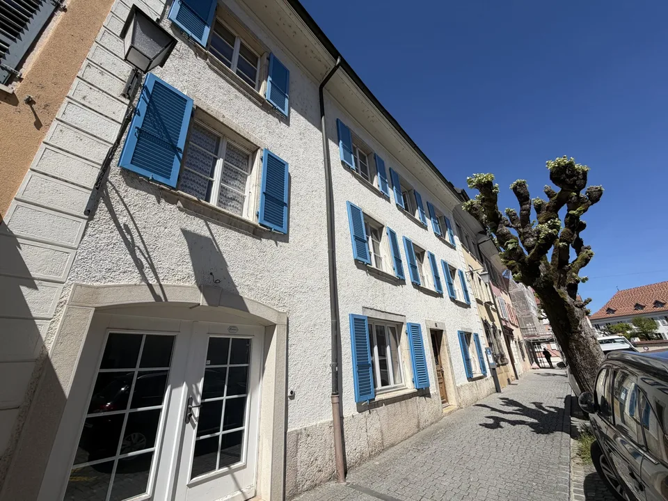 À vendre à Porrentruy bel immeuble de 2 appartements et 1 commerce