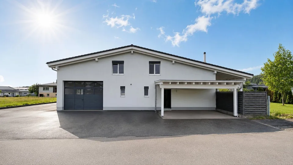 À vendre belle maison de 4 pièces avec grand garage/local à Cornol