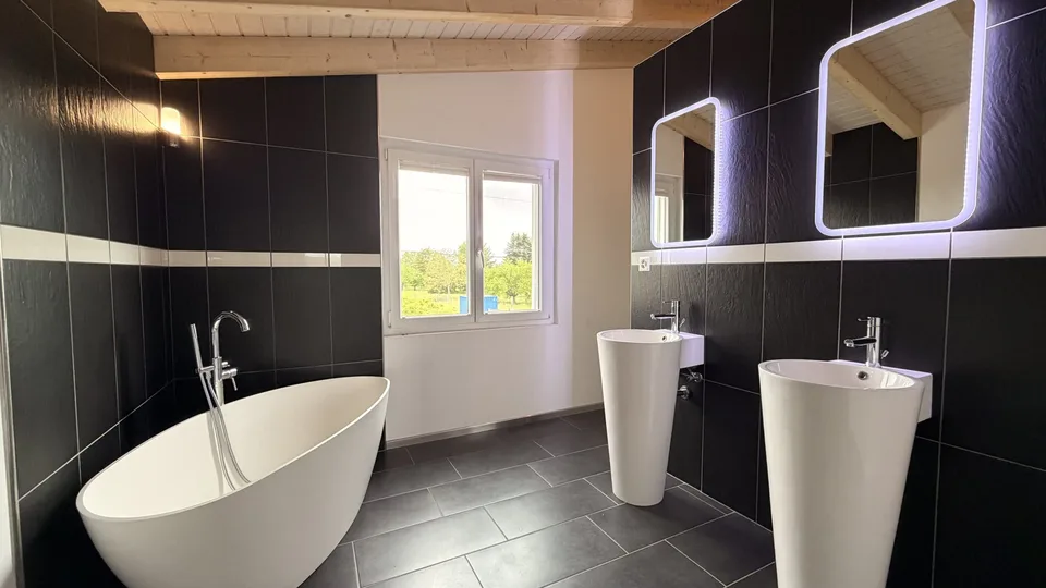 À vendre belle maison de 4 pièces avec grand garage/local à Cornol