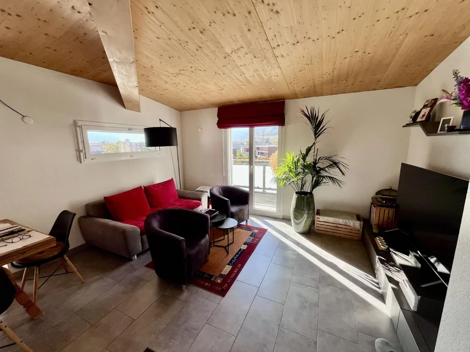 Lumineux appartement de 3.5 pièces en attique à Fully