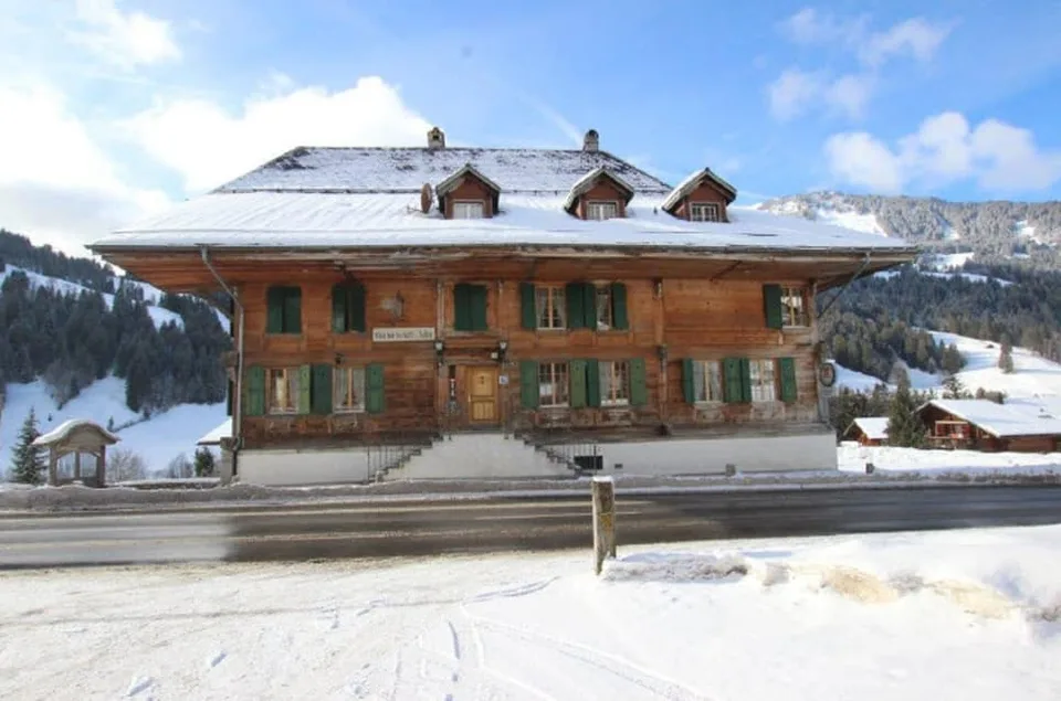 Edificio residenziale e commerciale con lotto edificabile 4 appartamenti / spazi commerciali
