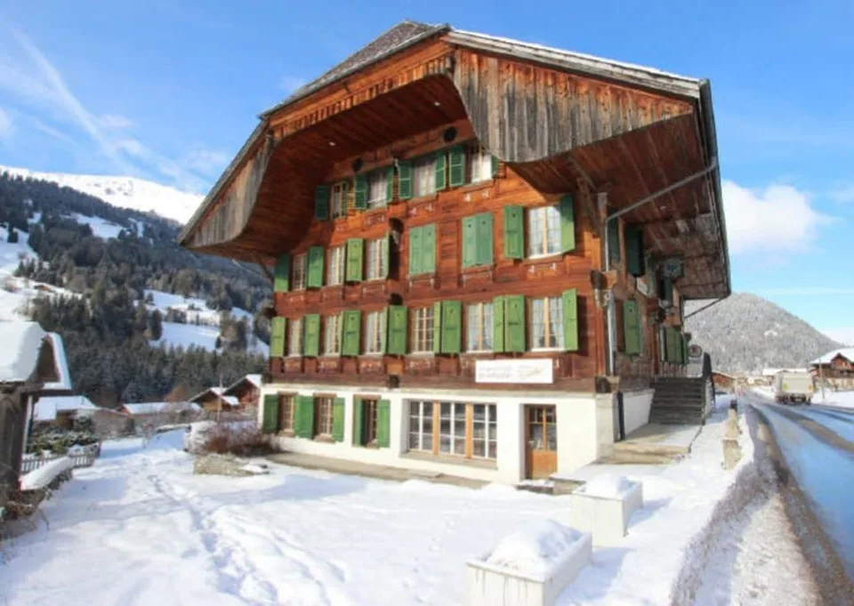 Edificio residenziale e commerciale con lotto edificabile 4 appartamenti / spazi commerciali