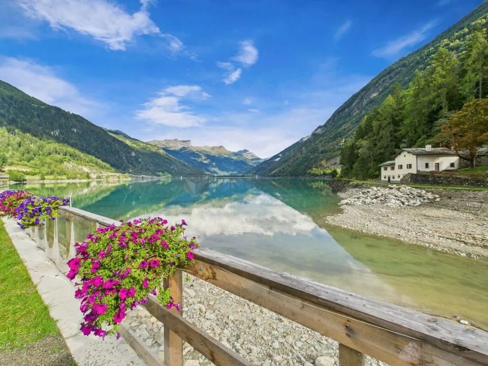 Hotel &amp; Restaurant mit Einliegerwohnungen in Miralago