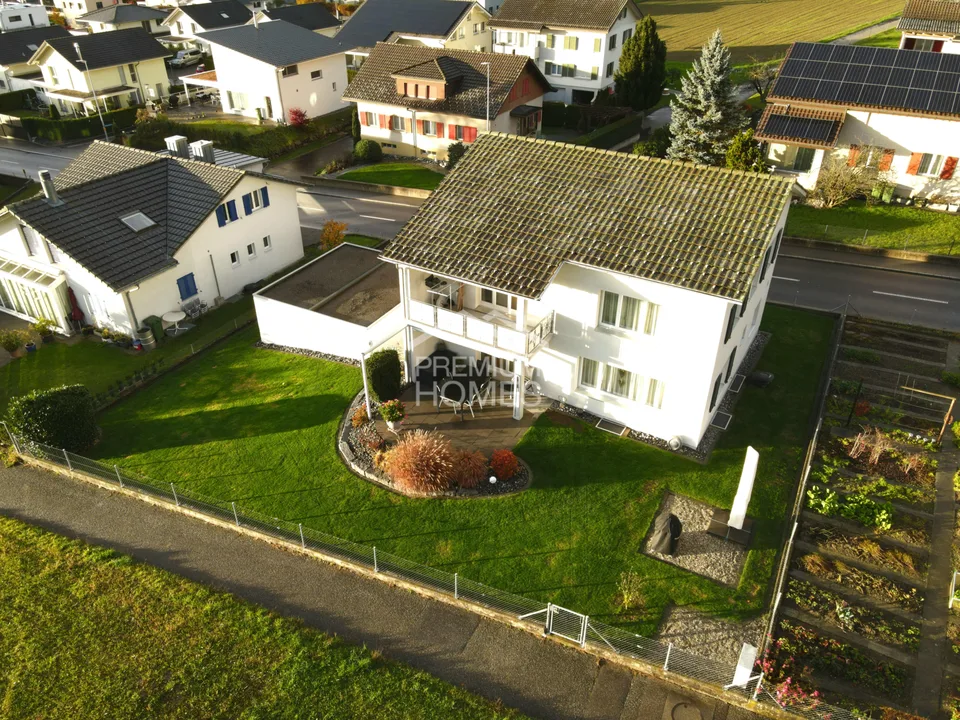 Cette maison de rêve vous garantit une vue dégagée sur la verdure