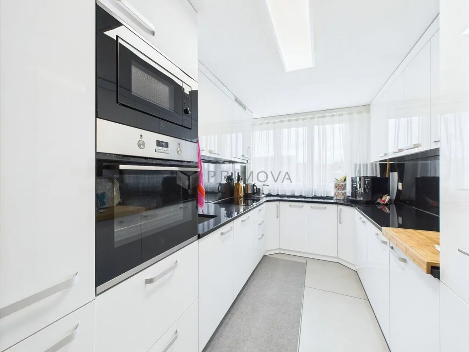 Casa multifamiliare ben tenuta con potenziale di sviluppo - investimento solido per il futuro