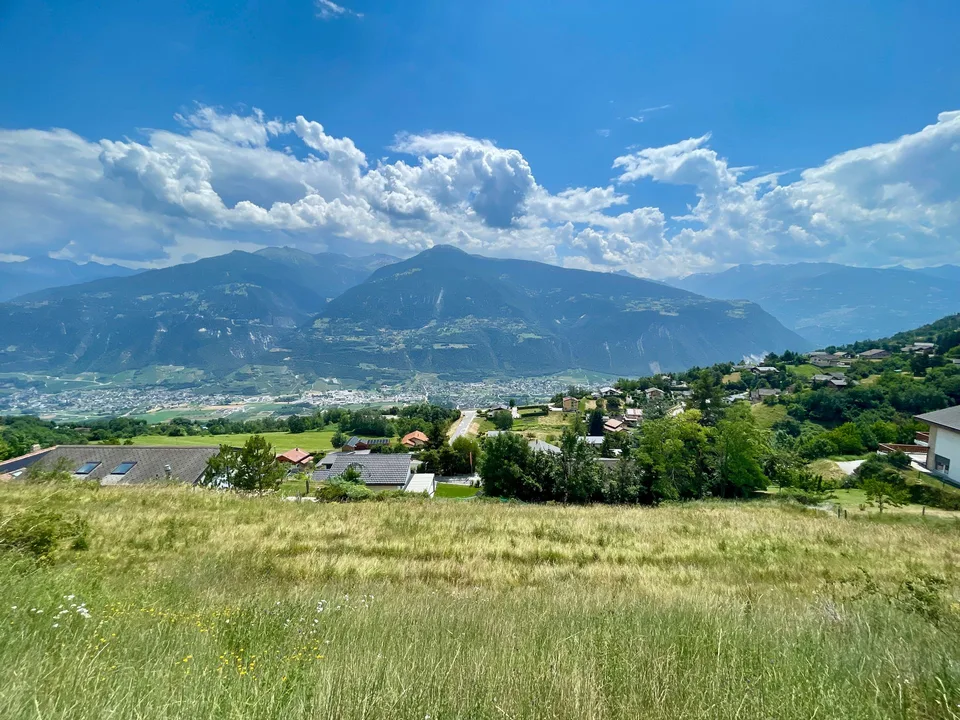 Lens Parcelles avec VUE IMPRENABLE à proximité du centre du village