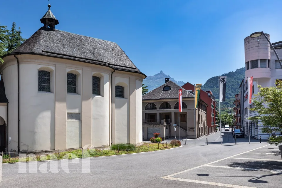 Mischgebäude mit einer Ladenfläche und 4 Wohnungen im Stadtzentrum von Monthey