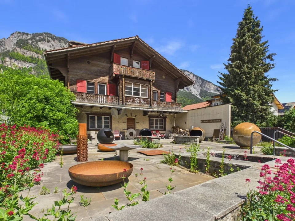Traditionsreiches Chalet mit Gastronomie &amp; zwei Wohneinheiten auf weitläufigem Grund