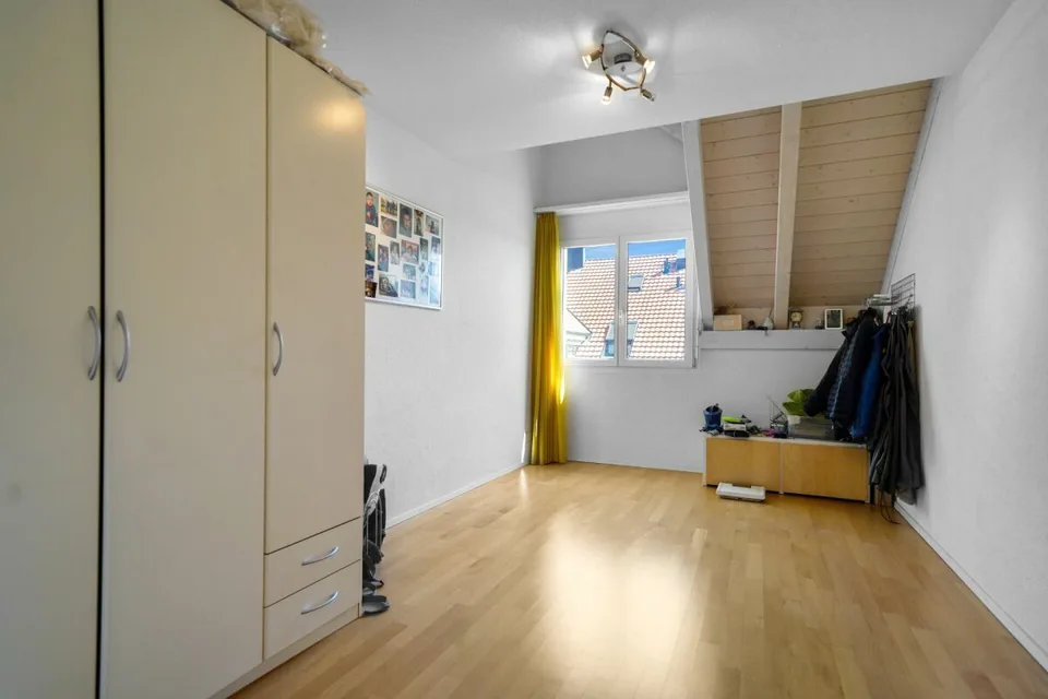 Grosszügige 5.5-Zimmer Maisonette Wohnung im Herzen von Studen – Foto 7 von 13