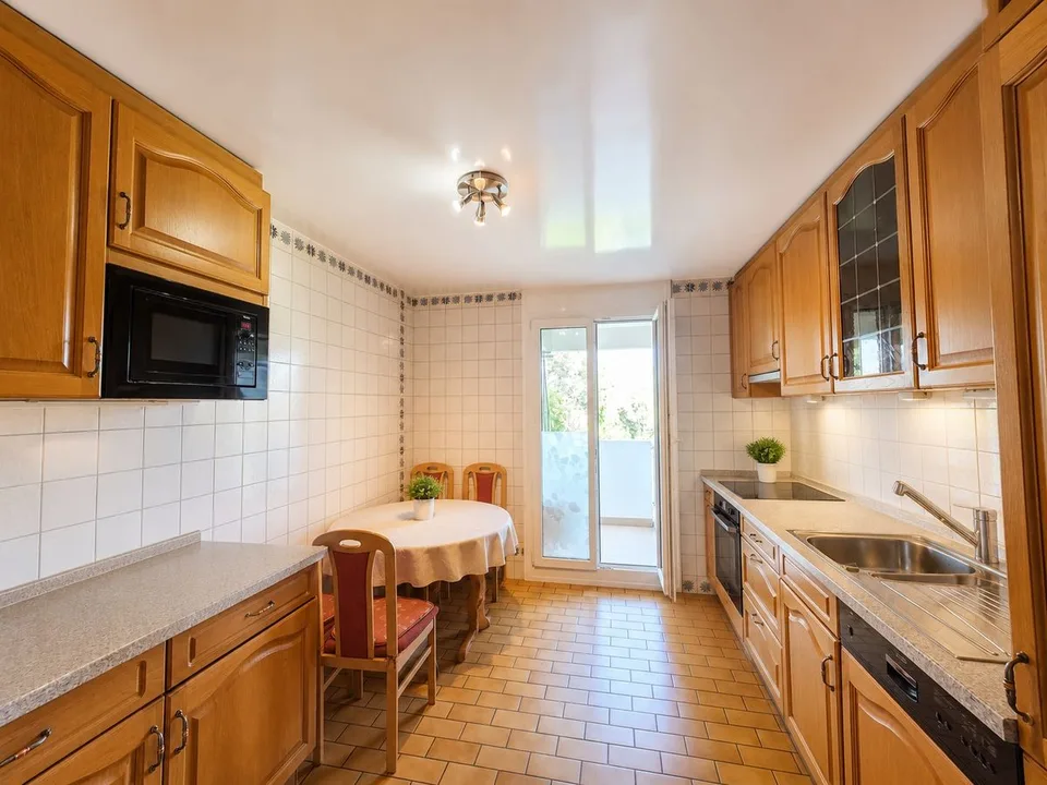 Luminoso appartamento di 5,5 locali con ascensore e garage
