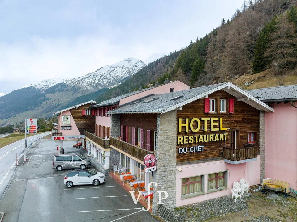 HOTEL FAMILIAL A VENDRE SUR LA ROUTE DU GRAND-ST-BERNARD