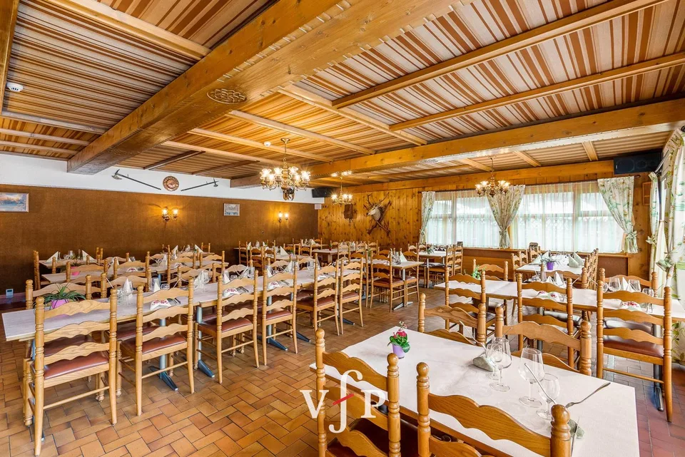 FAMILIENHOTEL ZU VERKAUFEN AN DER STRASSE VON GRAND-SAINT-BERNARD