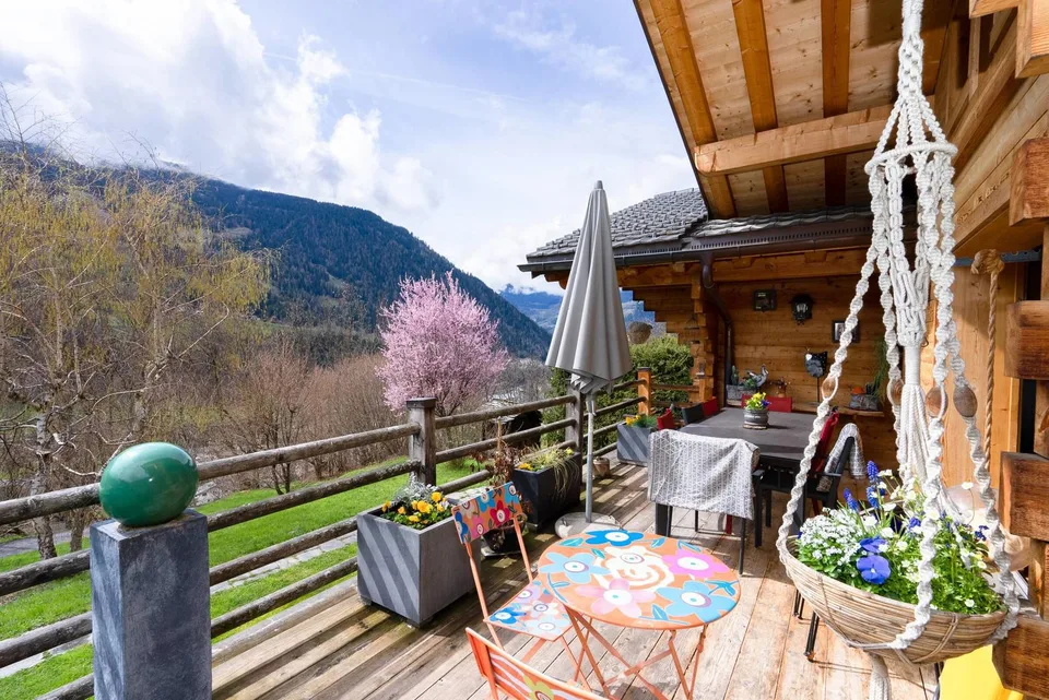 Raro: chalet con 2 appartamenti a Tsombe, sopra Montagnier